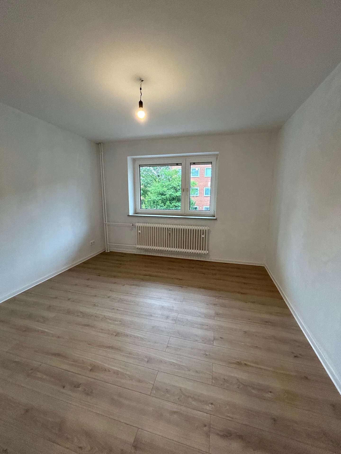 Helle 3-Zimmer-Wohnung mit Balkon & Abstellraum !, Hans-Böckler-Allee 56, 24536 Neumünster, Etagenwohnung