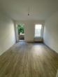 Wohnzimmer mit Zugang Balkon - Charmante, renovierte 3-Zimmer-Wohnung mit sonnigem Balkon