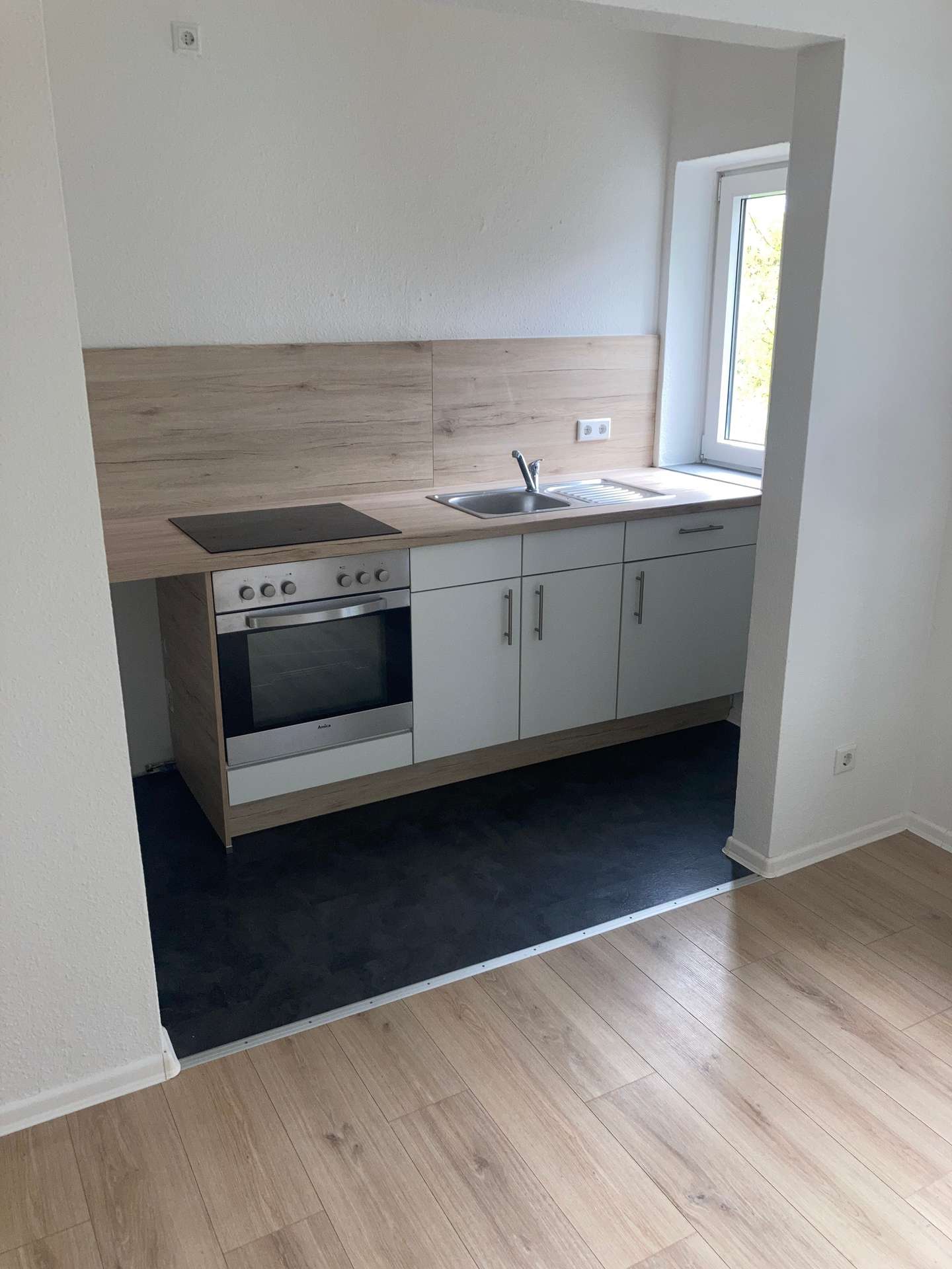 Attraktive 2,5 Zimmerwohnung mit Balkon und EBK!, Goedenser Weg 50, 26386 Wilhelmshaven, Etagenwohnung