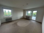 Wohnzimmer - Komfortables altersgerechtes Wohnen: 3‑Zimmer‑Wohnung mit Loggia zum 01.08.2026 neu vermietbar!