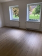 Wohnzimmer - Einziehen und wohlfühlen: Schöne 3-Zimmerwohnung mit EBK!