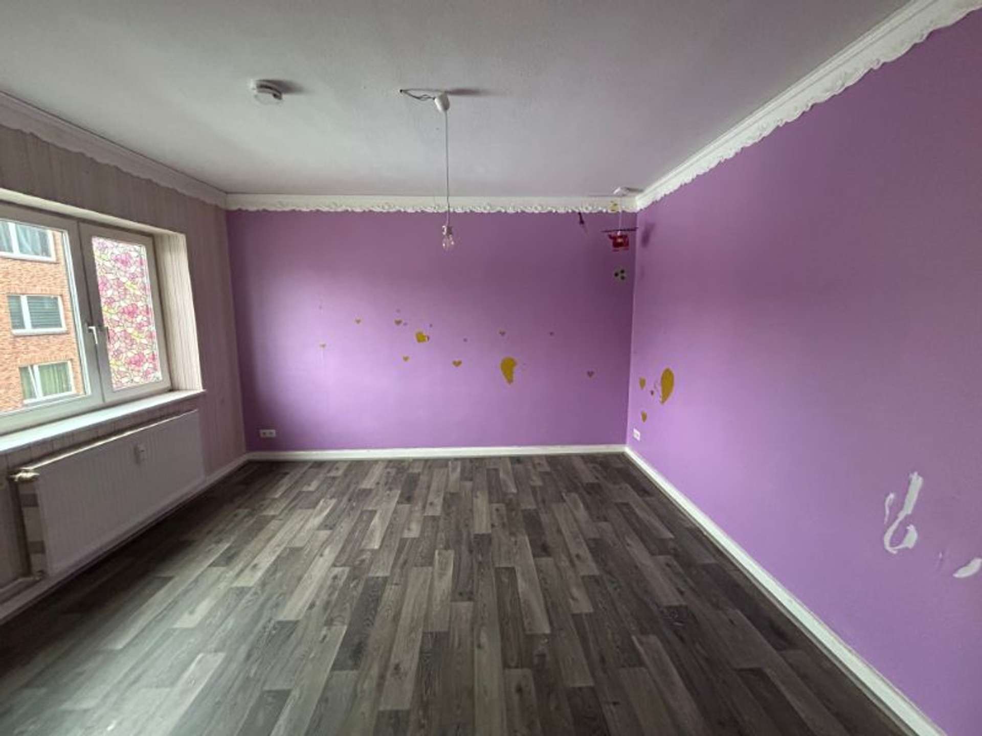 Charmante 3-Zimmer-Wohnung mit Gestaltungspotenzial – 2 Monate Kaltmieterlass ! – Anmietung zum 15., Kieler Straße 19, 24534 Neumünster, Etagenwohnung