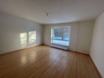 Wohnzimmer - Modern sanierte 2‑Zimmer‑Wohnung mit großer Fensterfront in Mürwik zum 01.07.2026!