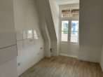 Küche mit abgehendem Balkon - Renovierte 2-Zimmer-Wohnung mit Charme und sonnigem Balkon