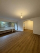Wohnzimmer - Geräumige 3-Zimmer-Wohnung mit Balkon und modernem Schnitt in Düsseldorf