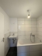 Badezimmer mit Wanne - Geräumige 3-Zimmer-Wohnung mit Balkon und modernem Schnitt in Düsseldorf