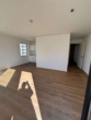 Wohnzimmer mit Trennwand zur… - lichtdurchflutete 2 Zimmerwohnung in ruhiger Lage