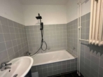 Badezimmer - Helle 3-Zimmer-Wohnung mit Balkon und Renovierungsbonus ab sofort zu vermieten!