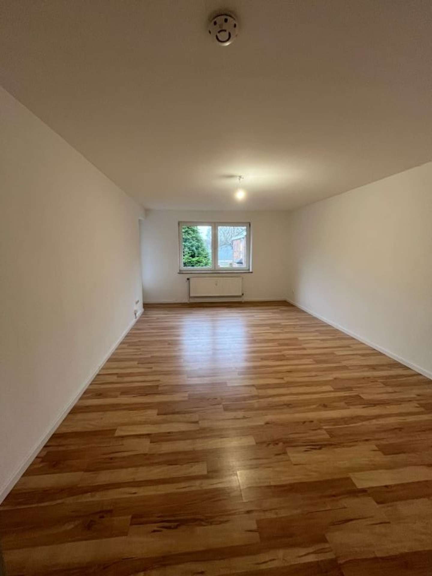 Sofort frei! Helle 3‑Zimmer‑Wohnung mit Balkon und Wannenbad, Heckenweg 15, 24782 Büdelsdorf, Etagenwohnung