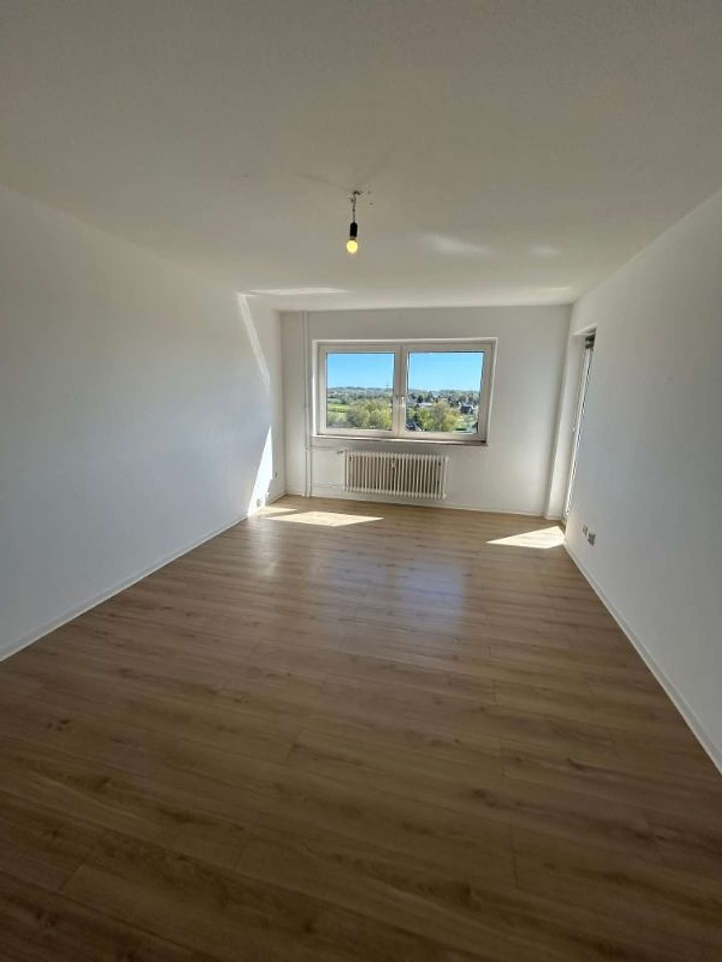 Gepflegte 2,5‑Zimmer‑Wohnung mit Balkon und schönem Blick auf Engelsby zum 16.05.2026!, Trögelsbyer Weg 88, 24943 Flensburg, Etagenwohnung