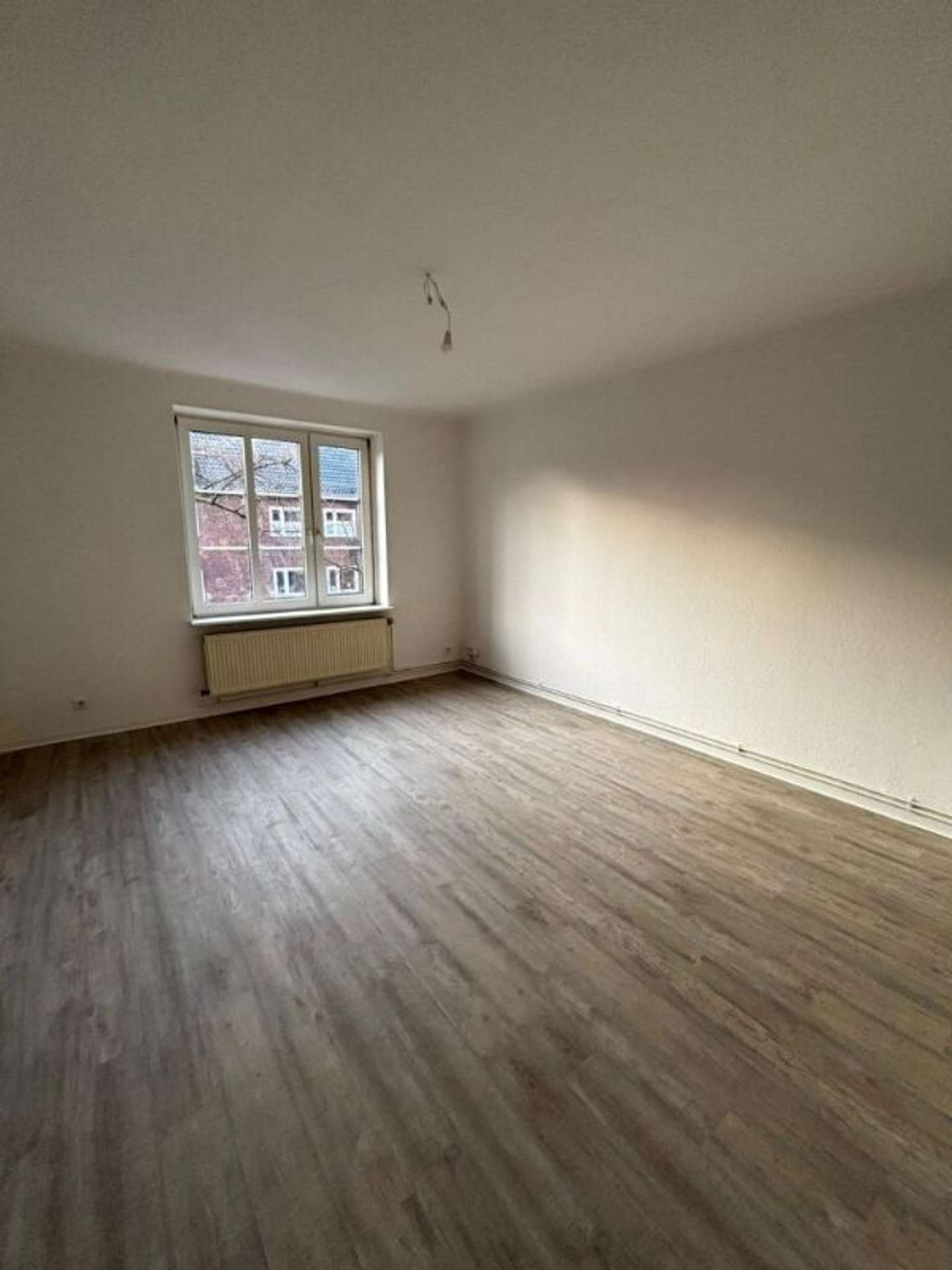 Frisch sanierte 2-Zimmer Wohnung mit Balkon zum 01.03.2026, Hansaring 40, 24534 Neumünster, Etagenwohnung