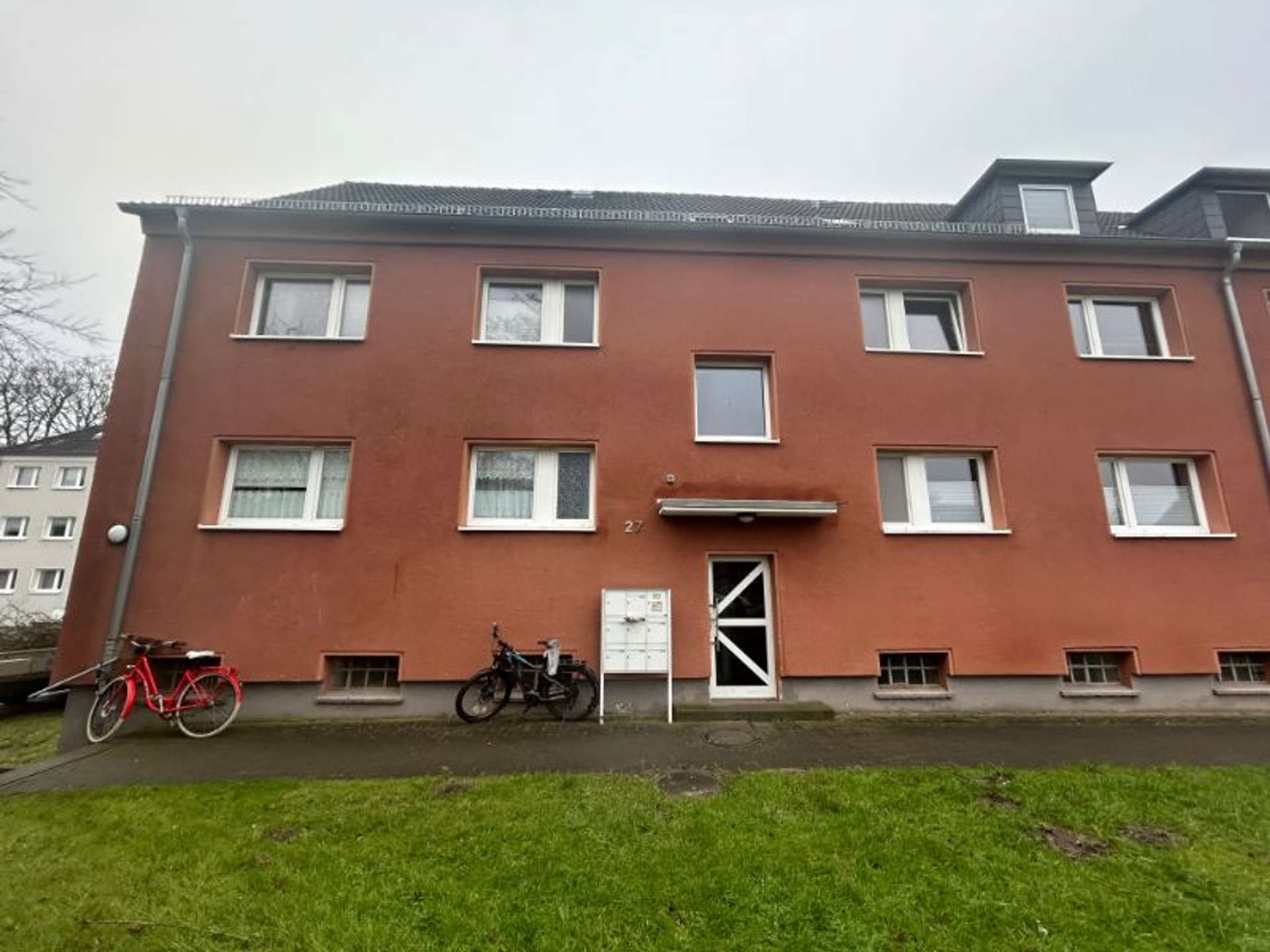 Handwerklich begabt? 2-Zimmer-Erdgeschosswohnung mit Terrasse und Gestaltungspotenzial zum 01.07., Fördestr. 27, 24944 Flensburg, Erdgeschosswohnung