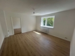 Wohnzimmer - Frisch renovierte 2-Zimmer-Wohnung mit moderner Einbauküche