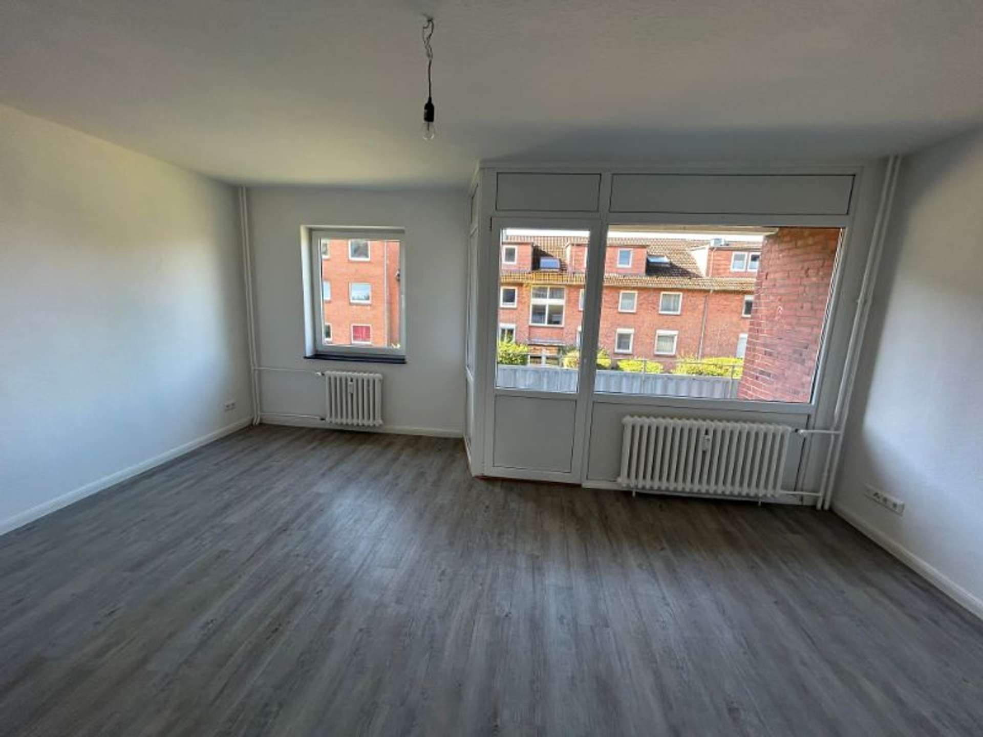 Spätsommeraktion!! Helle 3-Zimmer-Wohnung mit Balkon – ab dem 01.10. verfügbar – 1 Kaltmiete frei!, Kiefernweg 44, 24944 Flensburg, Etagenwohnung