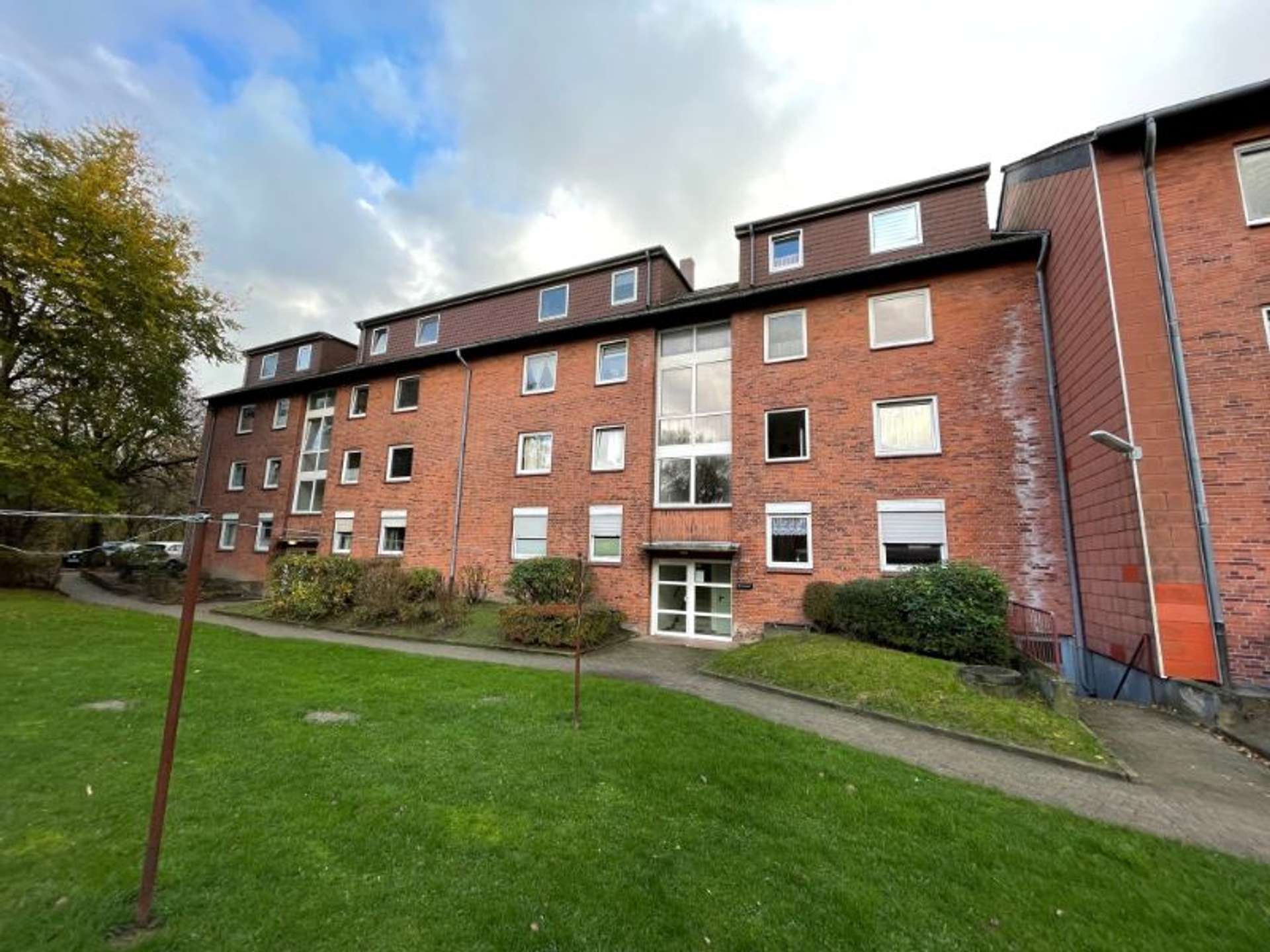 Charmante 3-Zimmer-Wohnung mit lichtdurchflutetem Wohnzimmer und Balkon – ab dem 01.09. verfügbar, Kiefernweg 44, 24944 Flensburg, Etagenwohnung