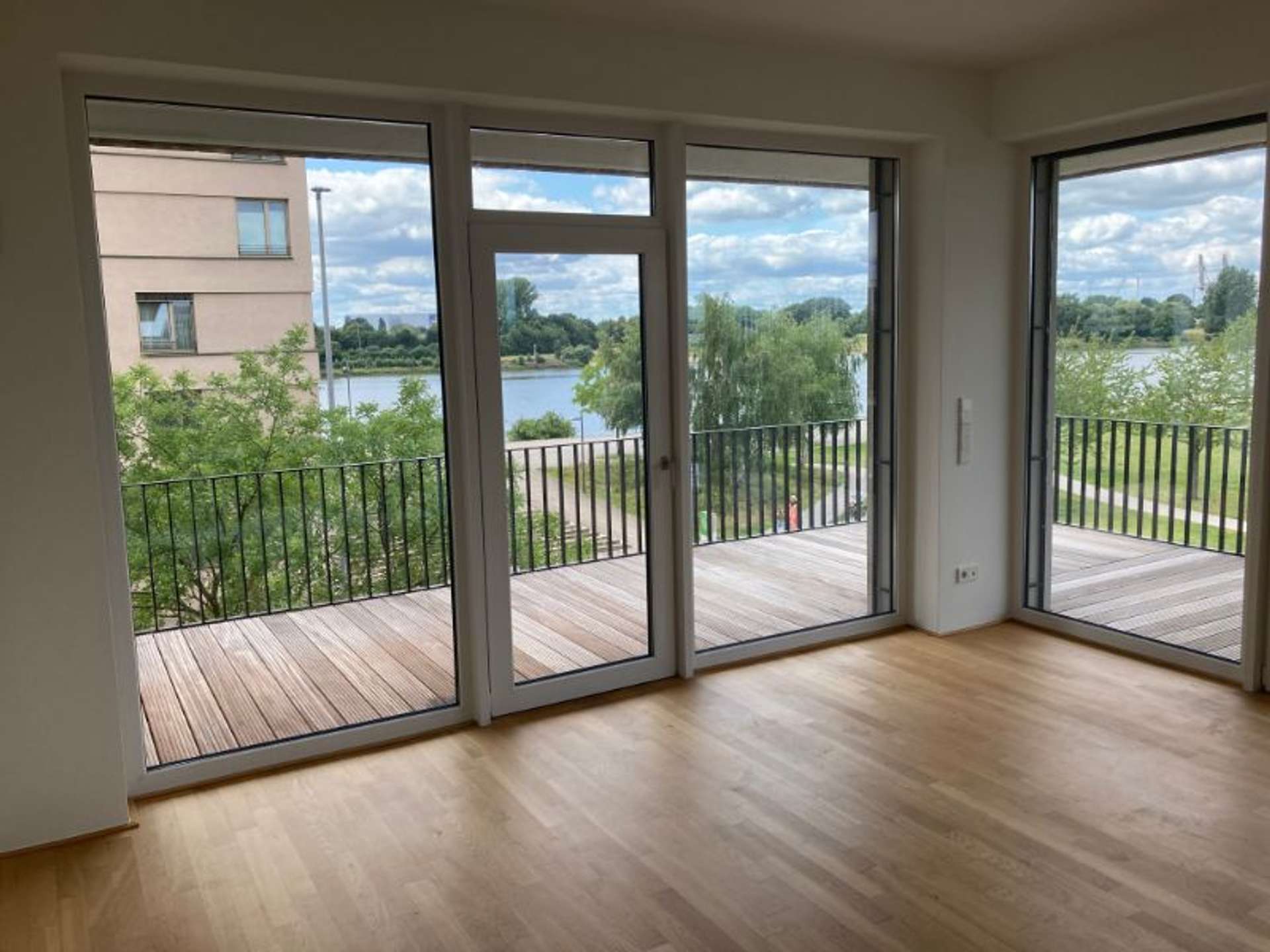 Modernes und Ruhiges Wohnen mit Weserblick – 3. Zimmer-Wohnung zum 16.09!, Am Winterhafen 1b, 28217 Bremen, Etagenwohnung