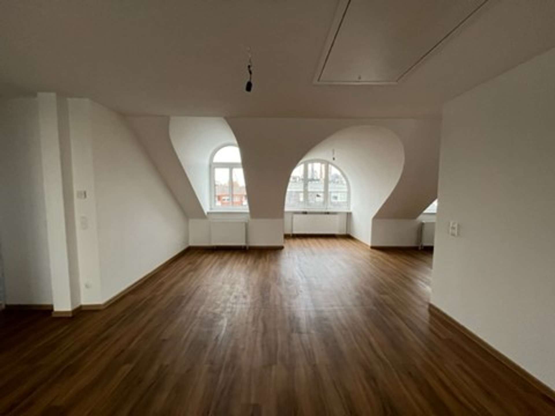 Willkommensgeschenk! 2 Kaltmieten geschenkt! Traumwohnung mit Weitblick – große Pärchen Wohnung mit, Kölner Landstraße 437, 40589 Düsseldorf, Etagenwohnung