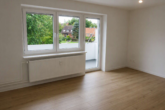 Wohnzimmer - Gepflegte 3-Zimmer-Wohnung mit Balkon ins Grüne – Nachmieter ab 01.10.2026!
