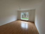 Wohnzimmer - Sanierte 3‑Zimmer‑Erdgeschosswohnung mit großer Fensterfront in Mürwik – bezugsfertig zum 01.07.2026