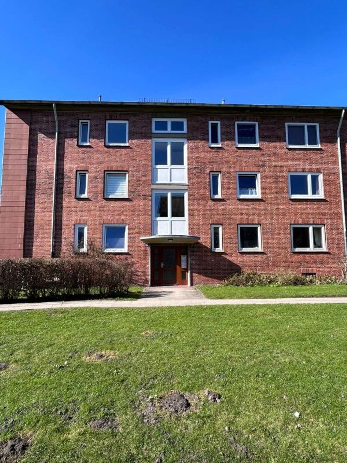 Modernes Wohnen mit neuem Badezimmer und neuer Einbauküche, 24941 Flensburg, Etagenwohnung