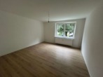 Wohnzimmer - Modernisierte 3-Zimmer-Erdgeschosswohnung mit stilvollem Ambiente zum 01.09.2025 bezugsfertig!