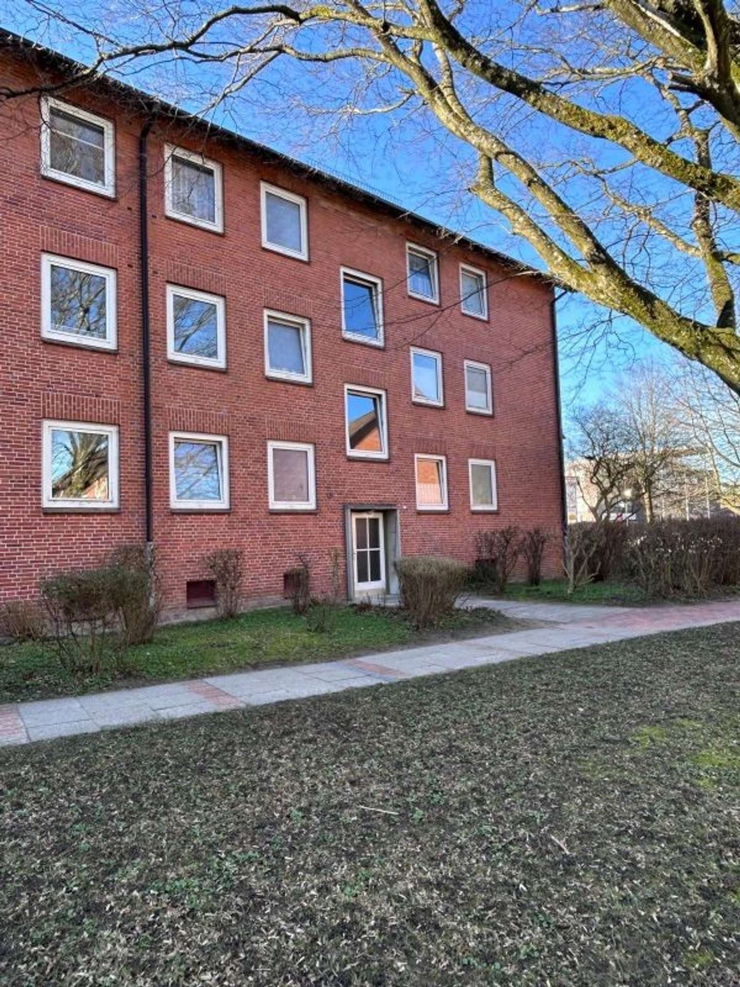 Frisch sanierte 2-Zimmer-Wohnung mit neuer Küche in ruhiger Lage, Muerwikerstr. 102, 24943 Flensburg, Erdgeschosswohnung