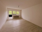 Wohnzimmer - Großzügige 4-Zimmer-Wohnung mit 2 Balkonen – vermietbar ab 01.08.2026!