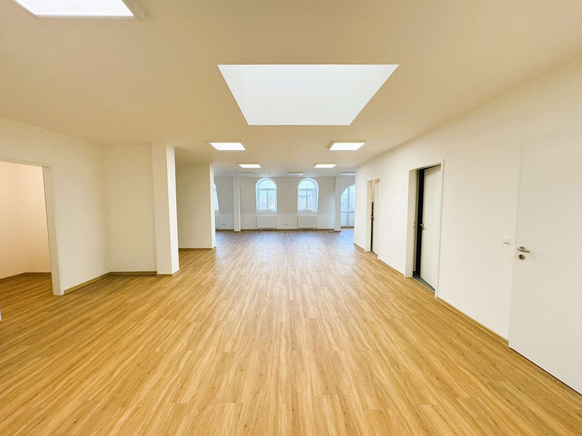 *** Erstbezug nach Sanierung – Büro-/Praxisfläche im Penthouse ***, Krayer Straße 238, 45307 Essen, Bürofläche