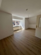 Wohnzimmer - Charmante, geräumige 2‑Zimmer‑Dachgeschosswohnung – teilsaniert und bezugsfertig ab sofort