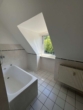 Badezimmer - Charmante, geräumige 2‑Zimmer‑Dachgeschosswohnung – teilsaniert und bezugsfertig ab sofort
