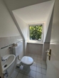 Badezimmer WC - Charmante, geräumige 2‑Zimmer‑Dachgeschosswohnung – teilsaniert und bezugsfertig ab sofort