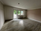 Wohnzimmer mit Zugang Balkon - Helle 3-Zimmer-Wohnung mit Balkon und Renovierungsbonus ab sofort zu vermieten!