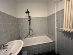 Badezimmer - Helle 3-Zimmer-Wohnung mit Balkon und Renovierungsbonus ab sofort zu vermieten!
