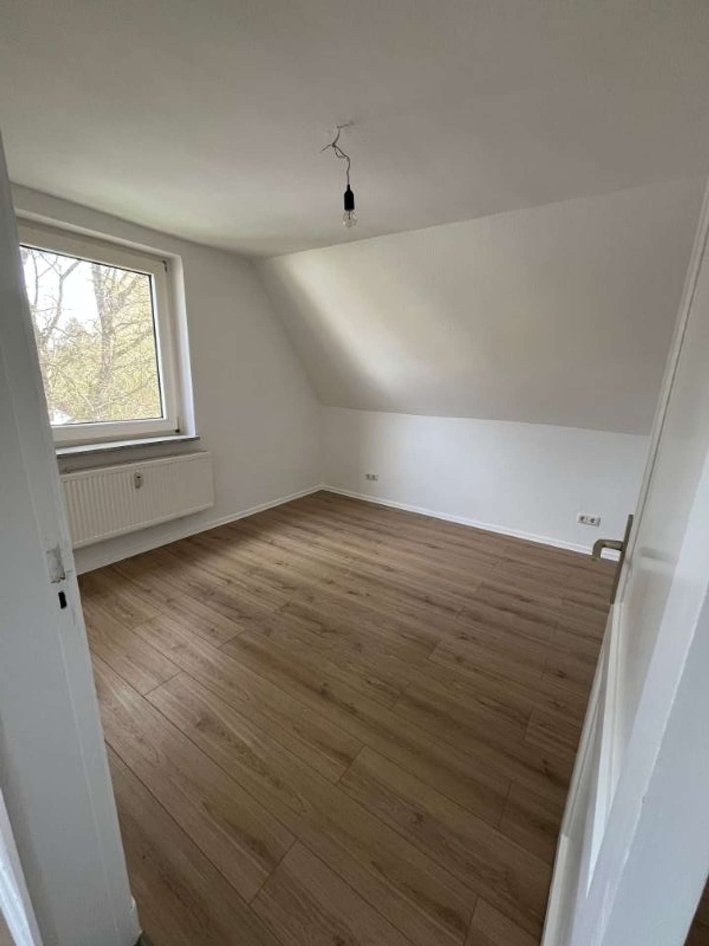 Neues Wohngefühl unterm Dach – 2 Zimmer | Erstbezug nach Sanierung ab 01.08. verfügbar, Ostlandstr. 49, 24340 Eckernförde, Dachgeschosswohnung