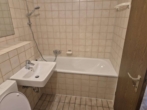 Badewanne - Charmante 2‑Zimmer‑Wohnung mit Loggia und Durchgangszimmer in zentraler Lage