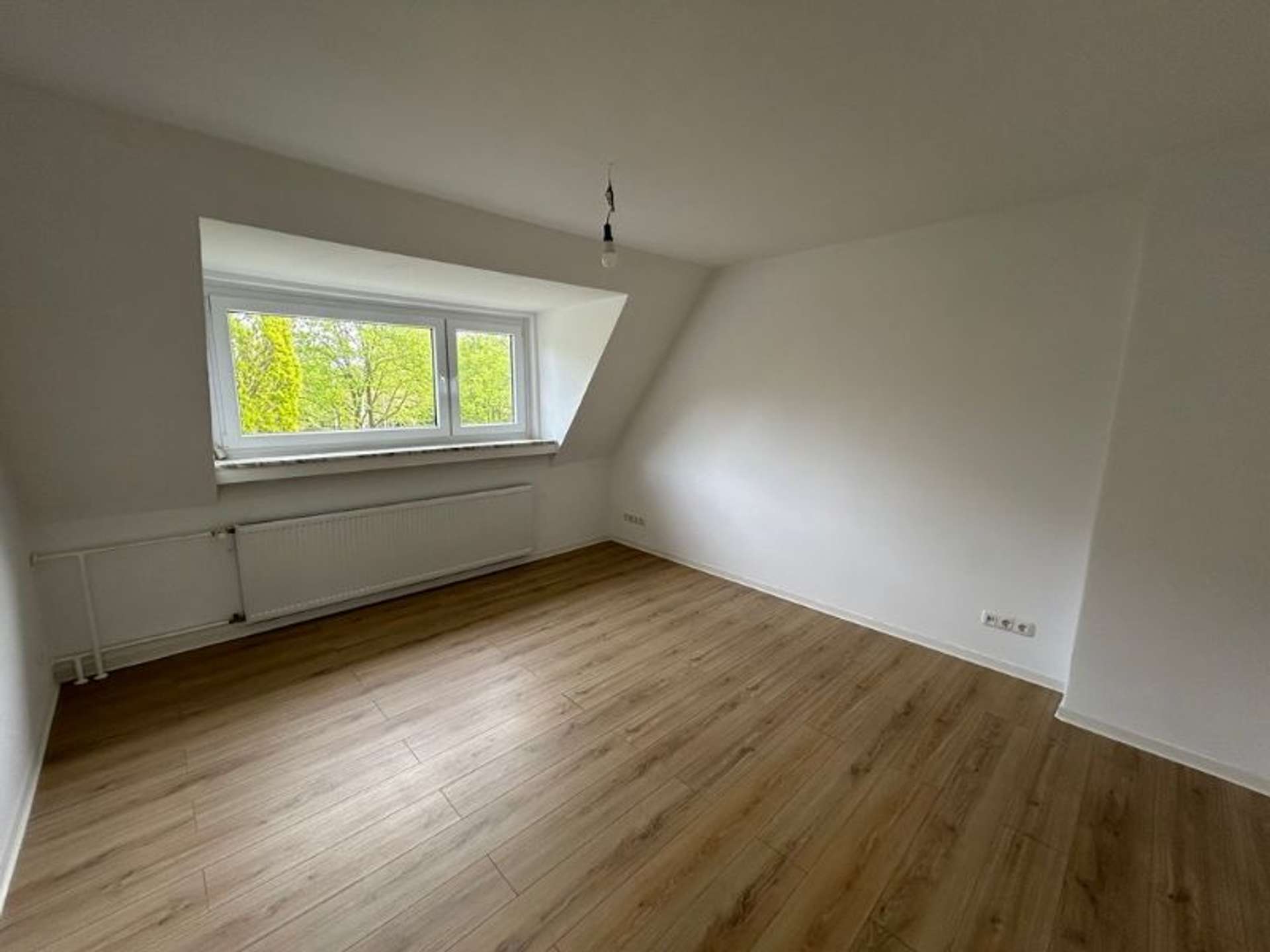 Schöne, helle 3,5 Zimmer Dachgeschosswohnung zum 01.07.2026 neu vermietbar!, Fördestr. 5 A, 24944 Flensburg, Dachgeschosswohnung