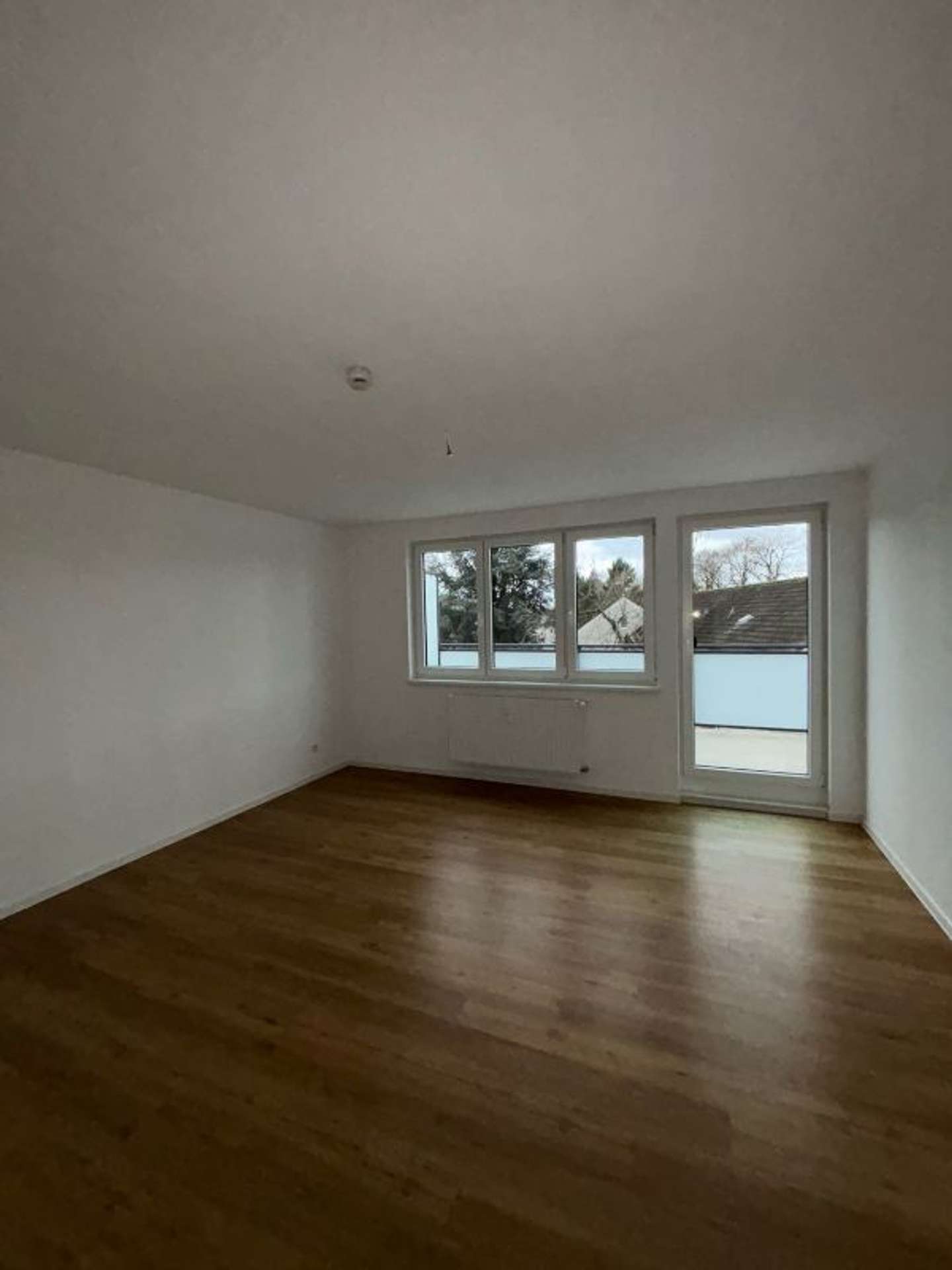 Großzügige 3‑Zimmer‑Wohnung mit 91 m², traumhafter Balkon mit Blick ins Grüne in Düsseldorf, In den Kötten 15a, 40627 Düsseldorf, Dachgeschosswohnung