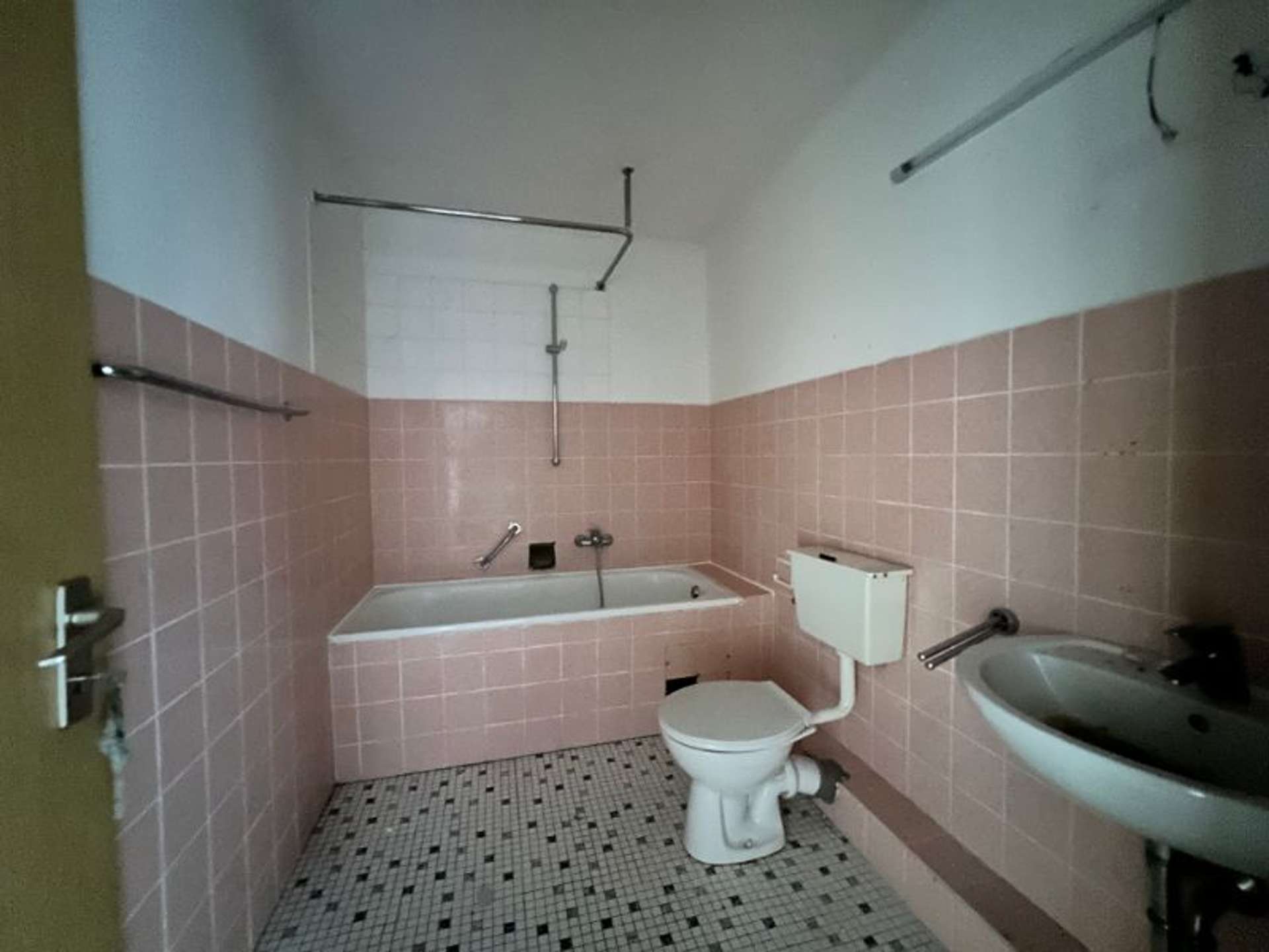 5-Zimmer Wohnung zum Selbstrenovieren! 1 – Monat Kaltmiete geschenkt, Himmelsberg 41, 29229 Celle, Etagenwohnung