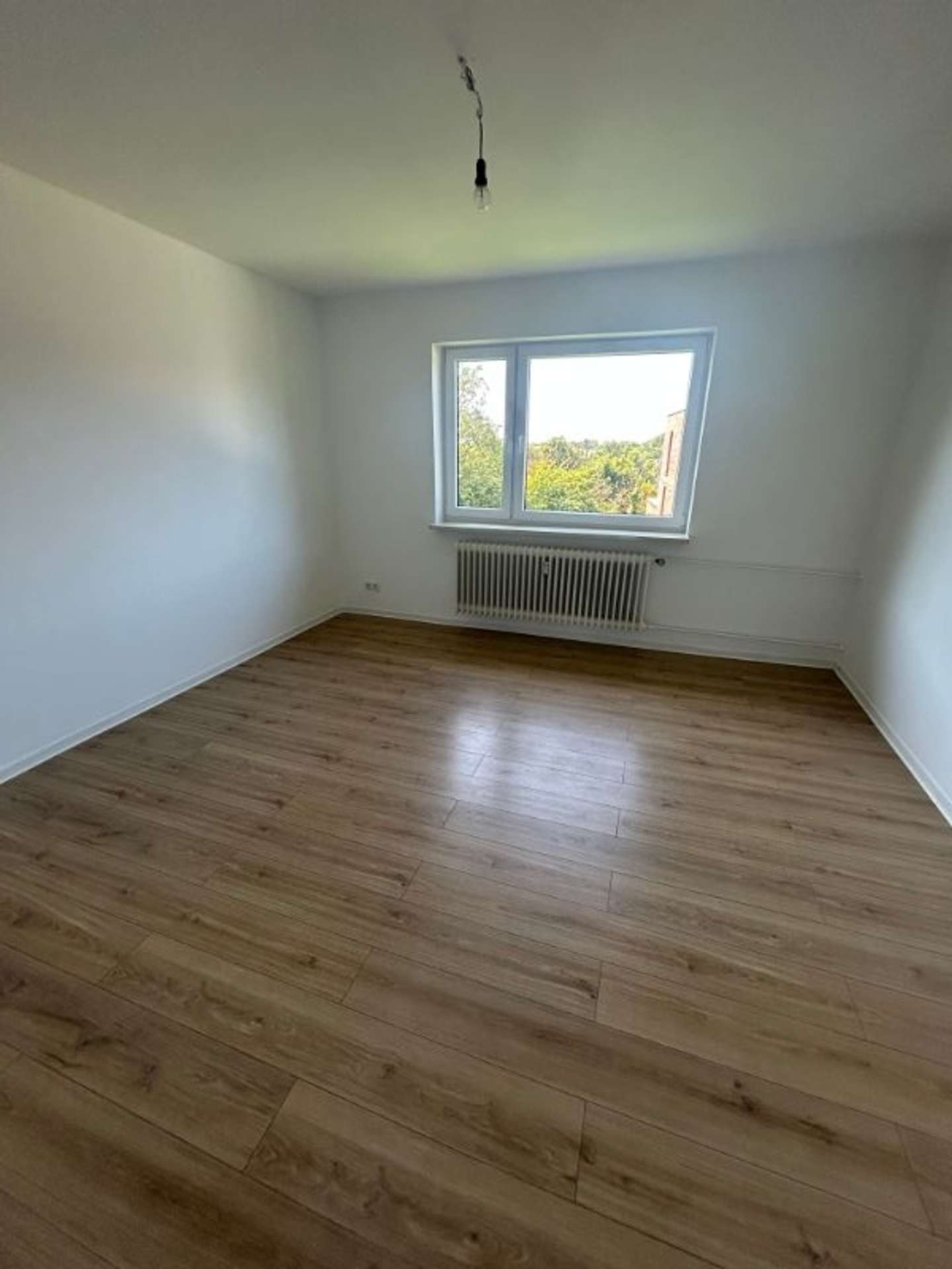 Charmante 3-Zimmer-Wohnung mit Tageslichtbad und moderner Einbauküchenzeile zum 16.07.2025, Nane-Jürgensen-Weg 38, 24941 Flensburg, Etagenwohnung