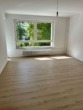 Wohnzimmer - Helle, sanierte 3-Zimmer Wohnung mit Balkon zum 01.06.2025 vermieten