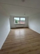Wohnzimmer - Charmante 3-Zimmer-Wohnung mit Balkon im Musikerviertel zum 01.12.2025