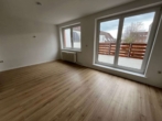 Wohnzimmer mit Zugang Balkon - Wohnen in zentraler Lage! Großzügige 3-Zimmer-Wohnung mit Balkon!