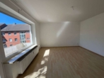 Wohnzimmer mit Balkon - Renovierungsbonus: 2-Zimmer-Wohnung mit Balkon und 1 Monat kaltmietfrei
