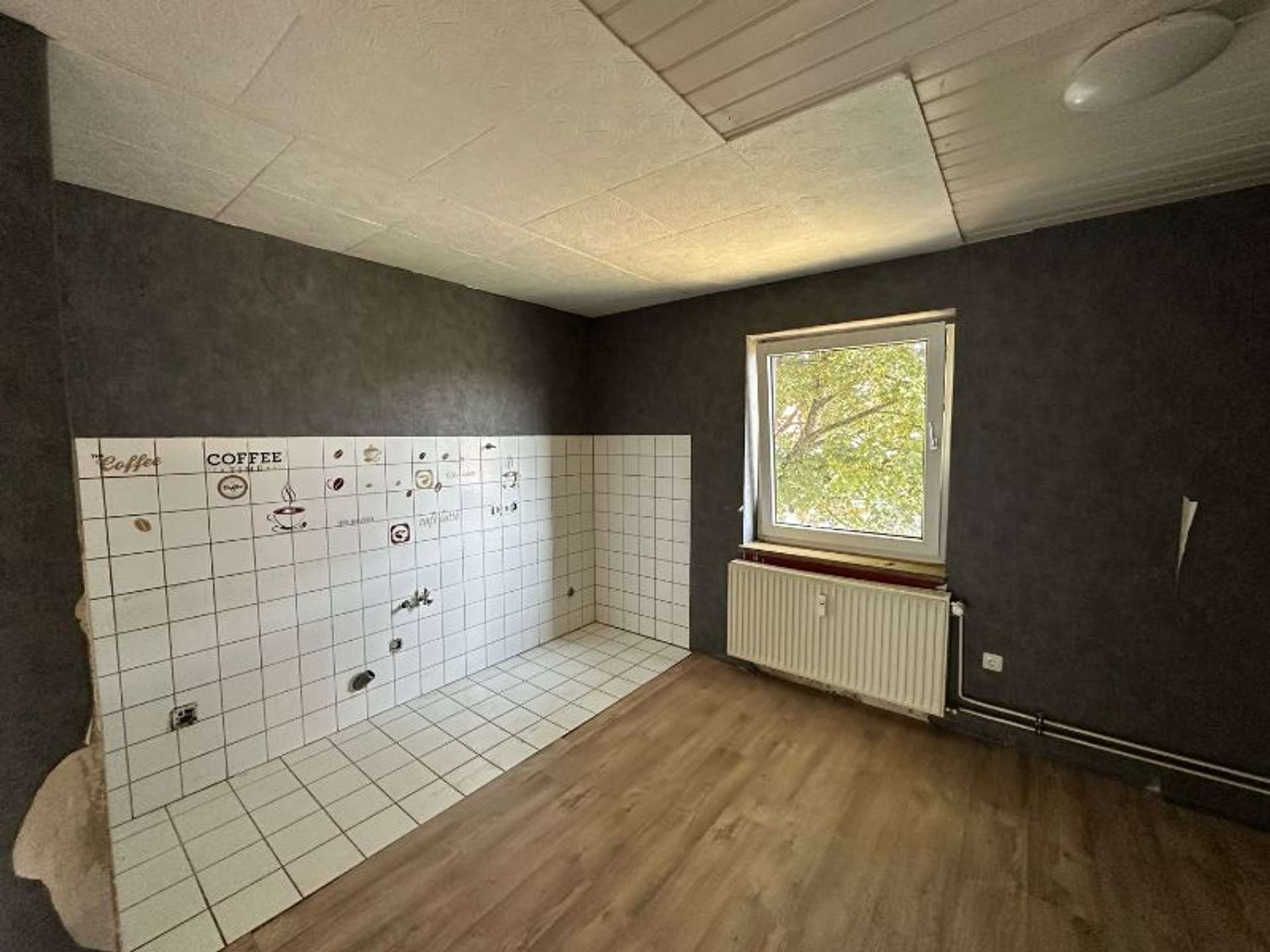 3 Kaltmieten frei! Renovierungsbedürftige große 3-Zimmer Whg in Hameln, Galgenberg 31, 31789 Hameln, Etagenwohnung