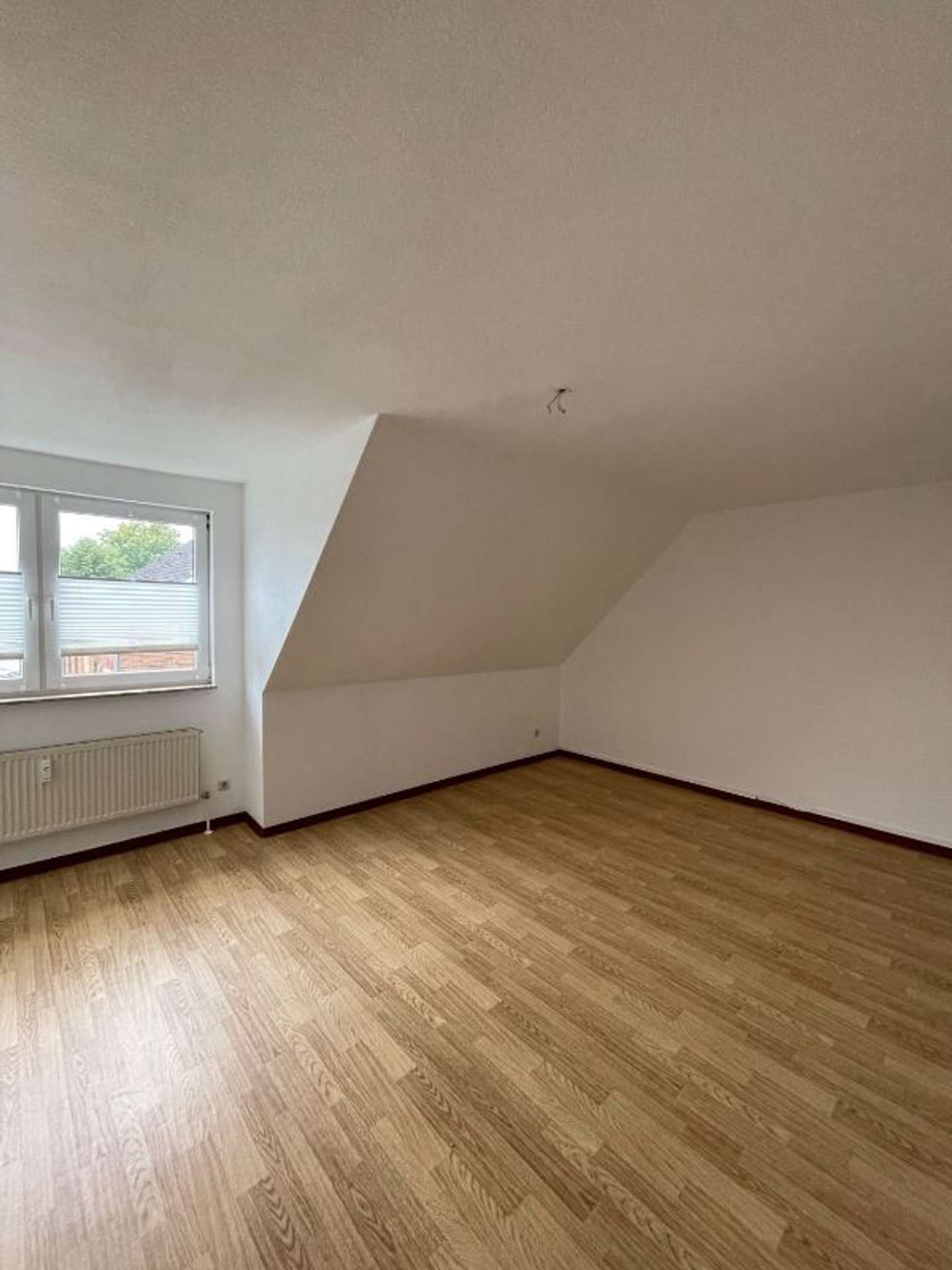 3‑Zimmer‑Dachgeschosswohnung – bezugfrei ab 01.05.2026, Heckenweg 15, 24782 Büdelsdorf, Dachgeschosswohnung