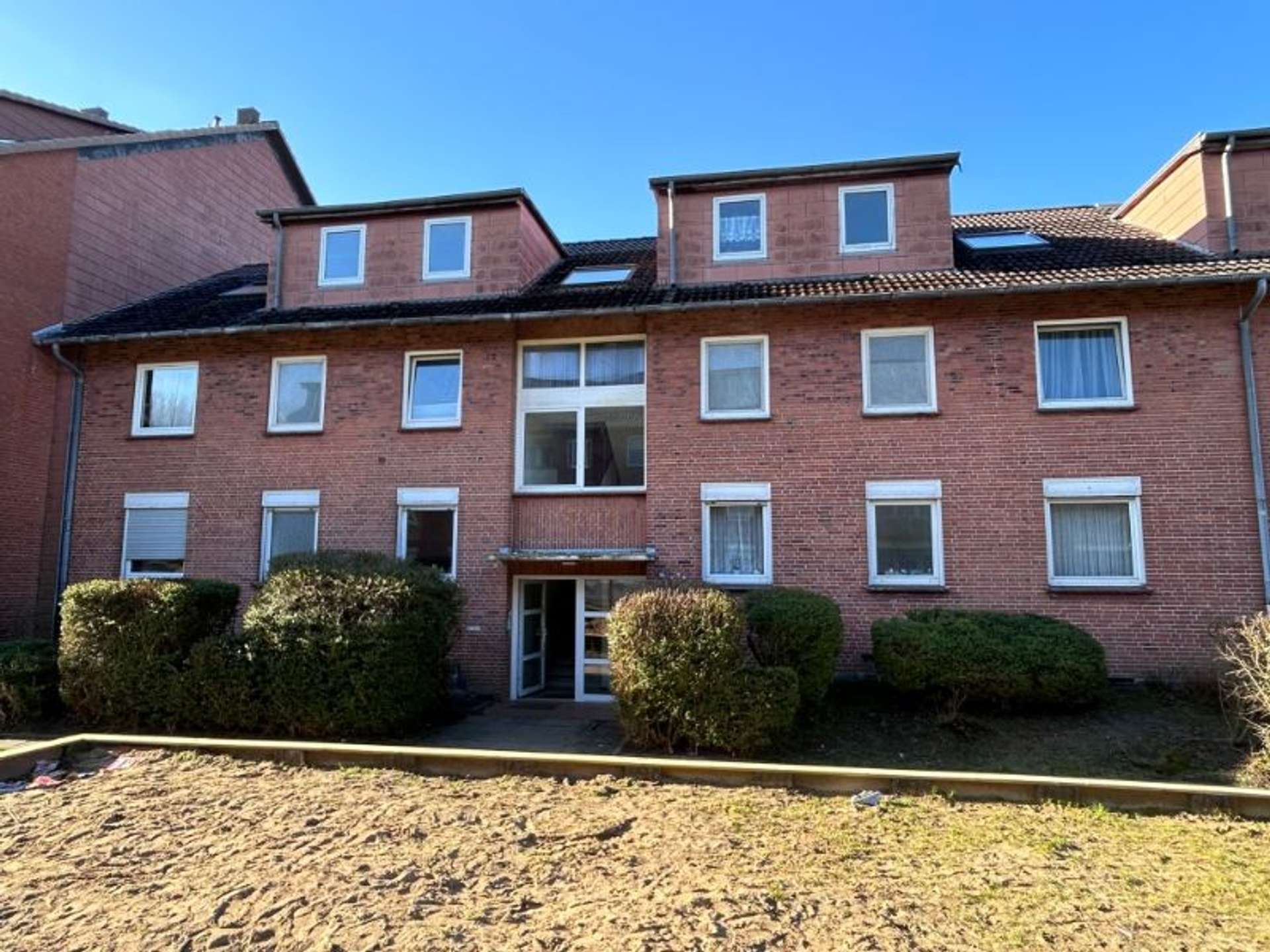 Viel Platz zum Leben – 4-Zimmer-Wohnung mit Balkon und Einbauküche, Kiefernweg 38 a, 24944 Flensburg, Erdgeschosswohnung