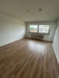 Wohnzimmer - Helle 3-Zimmerwohnung mit Balkon ab dem 01.10.2025 verfügbar