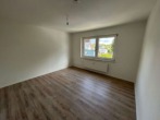Wohnzimmer - Großzügige 2,5 Zimmerwohnung im Stadtteil Engelsby zum 16.06.2025 neu vermietbar!