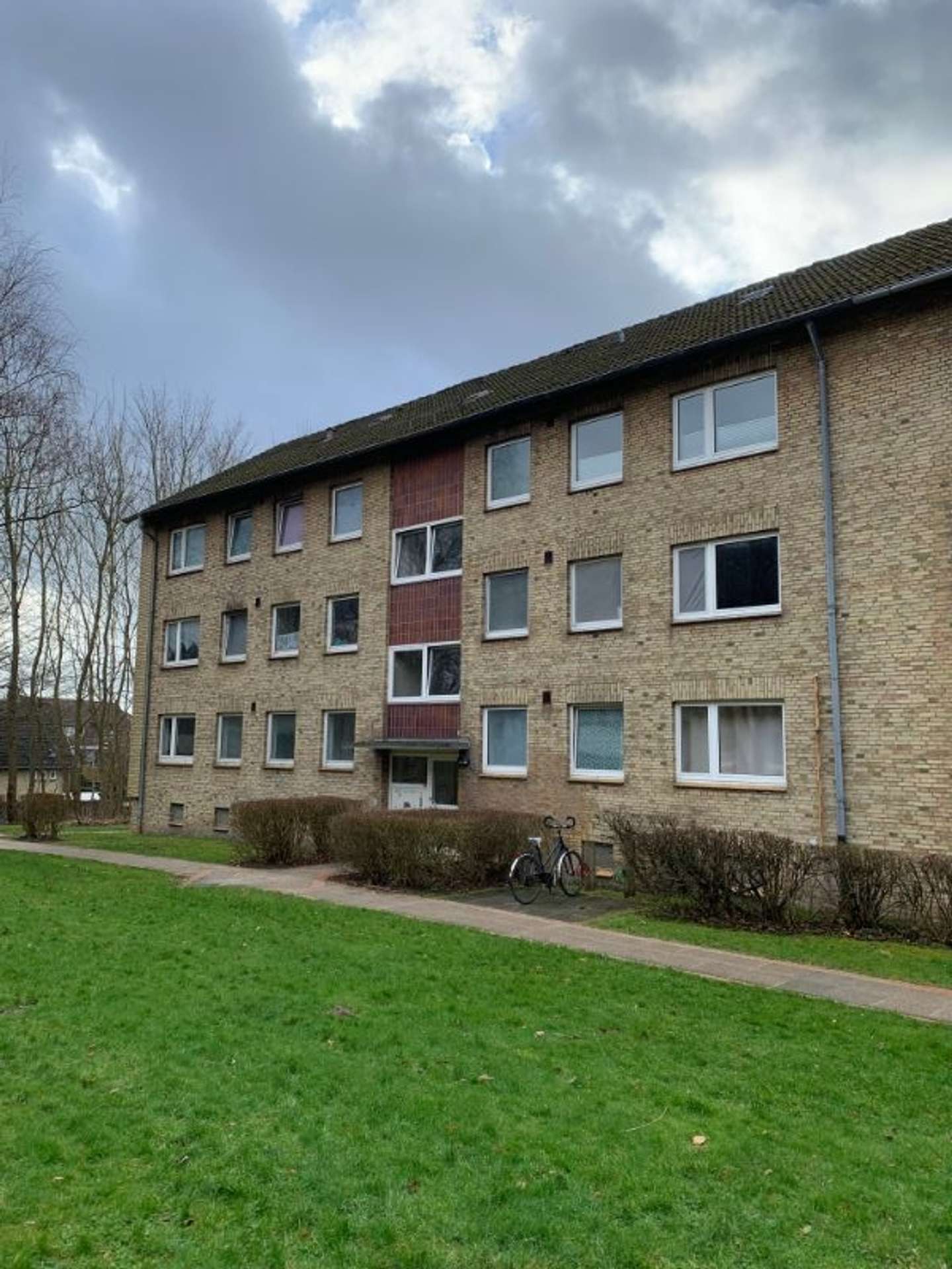 Modernisierungs­fähige 4‑Zimmer‑Wohnung mit Balkon in Engelsby – gestalten Sie Ihr neues Zuhause, Joseph-Haydn-Str. 17, 24943 Flensburg, Etagenwohnung