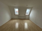 Wohnzimmer - Helle 3-Zimmer-Wohnung mit Einbauküche und großem Badezimmer, bezugsfrei ab 01.10.2026